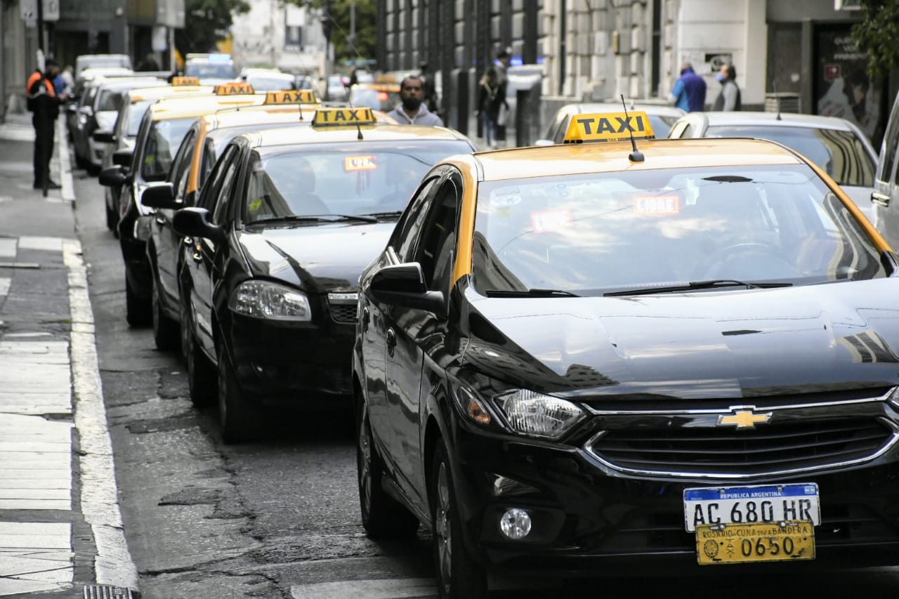 Taxistas desesperan por la falta de viajes y la precarización - RosarioPlus