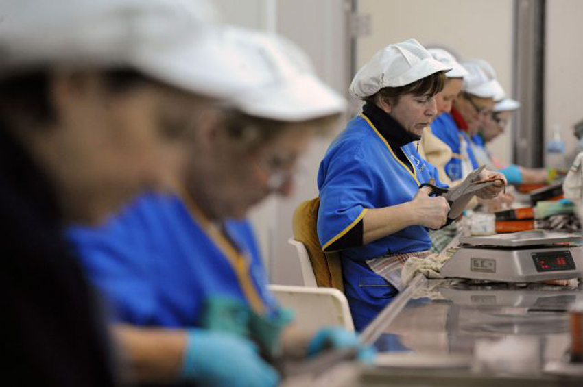 En Argentina las mujeres trabajan más horas que los hombres y ganan menos -  RosarioPlus