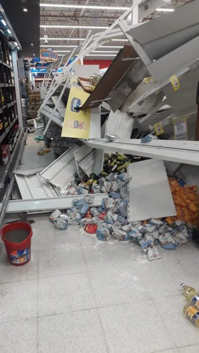 Una góndola entera se vino abajo en un supermercado