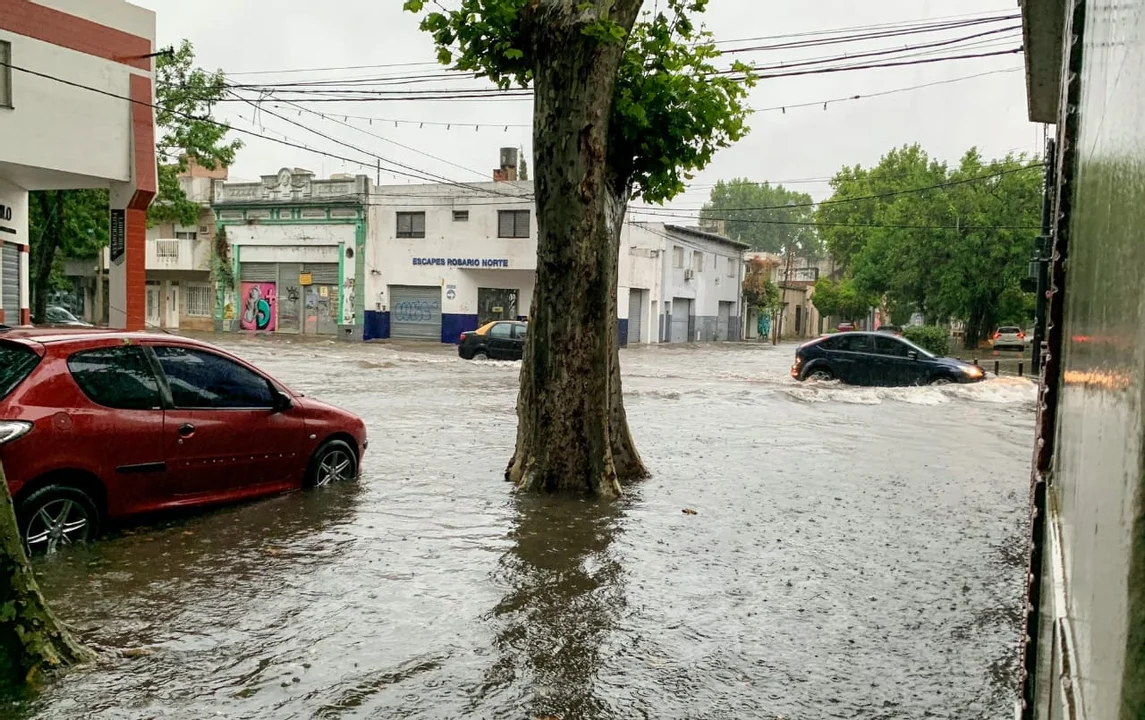 Diluvia en Rosario y llueven los problemas