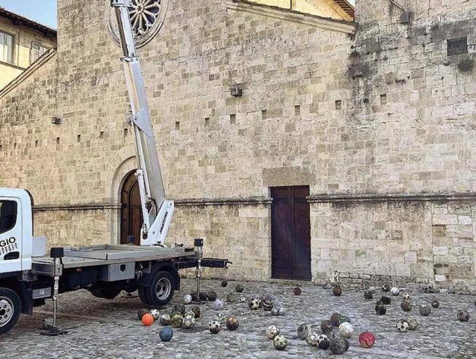 Limpiaron el techo de una Iglesia y encontraron decenas de pelotas perdidas