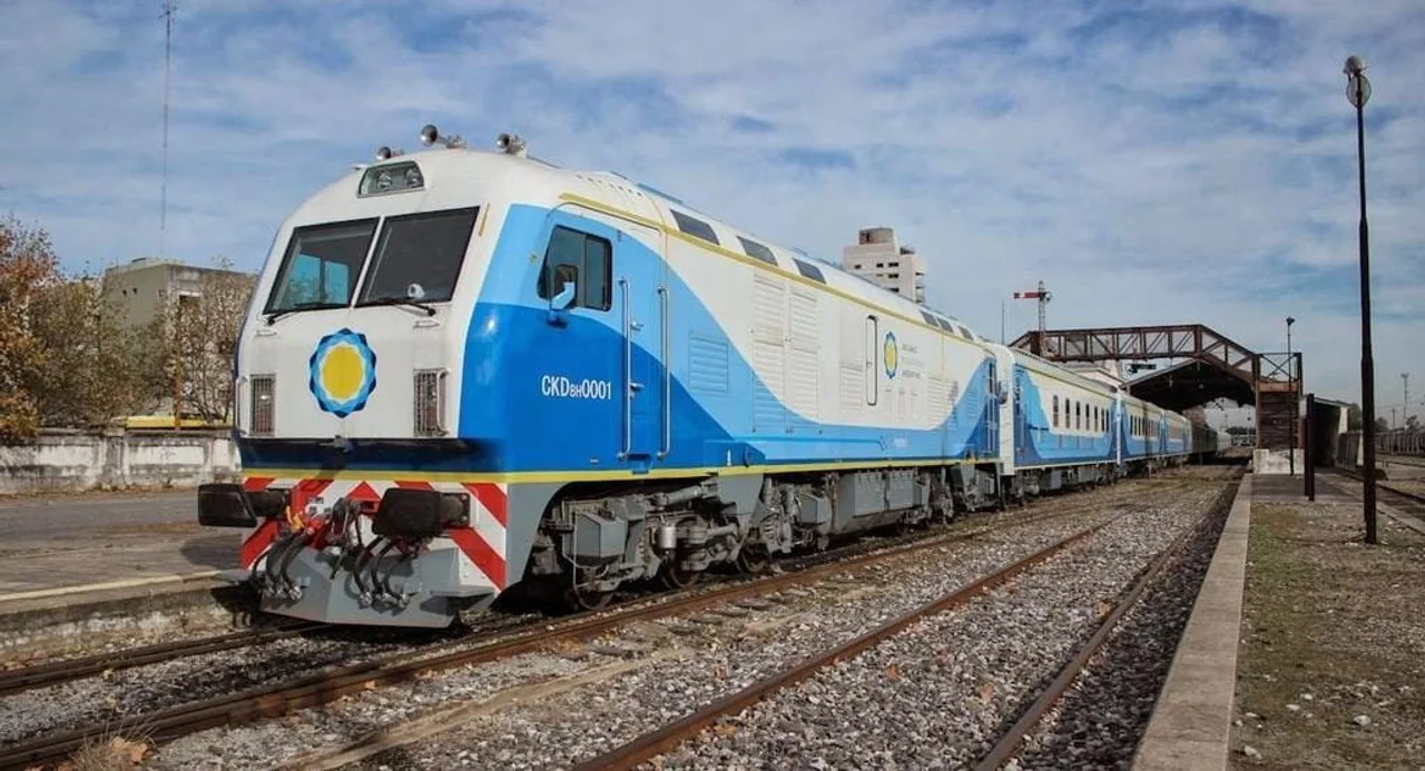 Después de 14 años, el tren de Tucumán a Rosario vuelve a tener parada en San Lorenzo