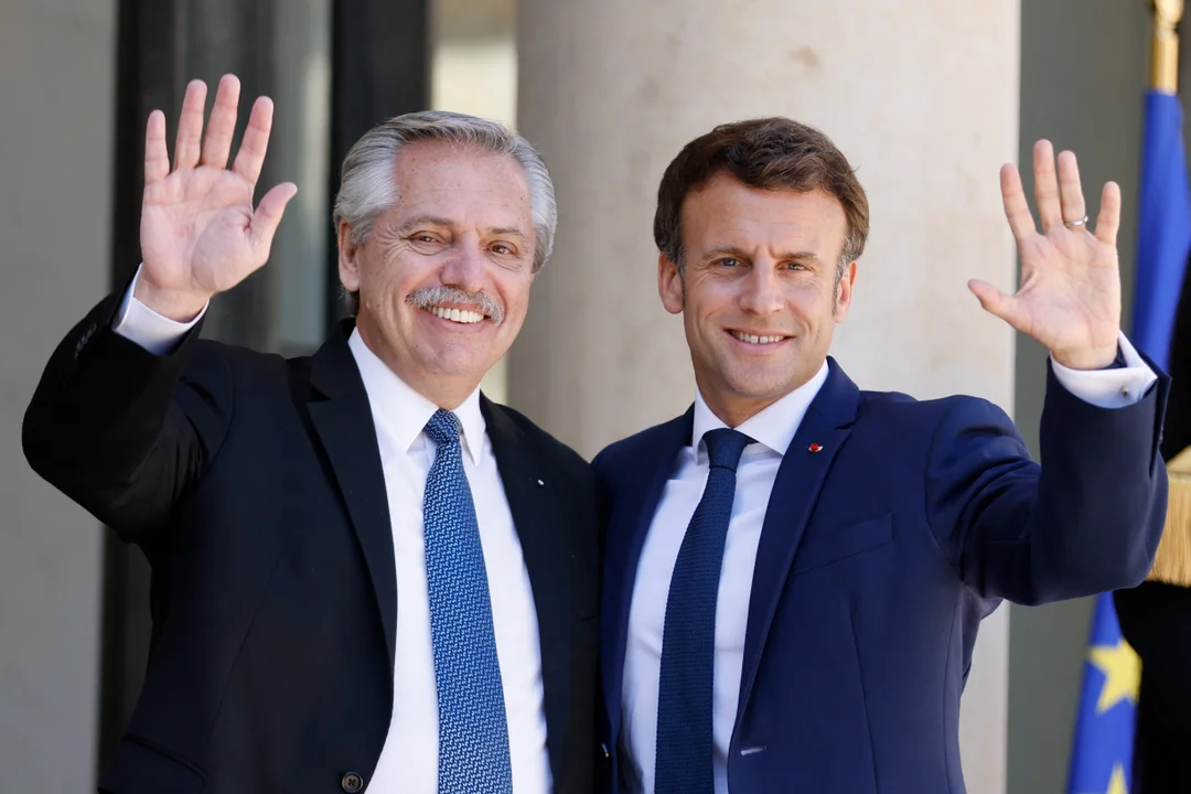 Fernández y Macron se tiraron flores en Paris