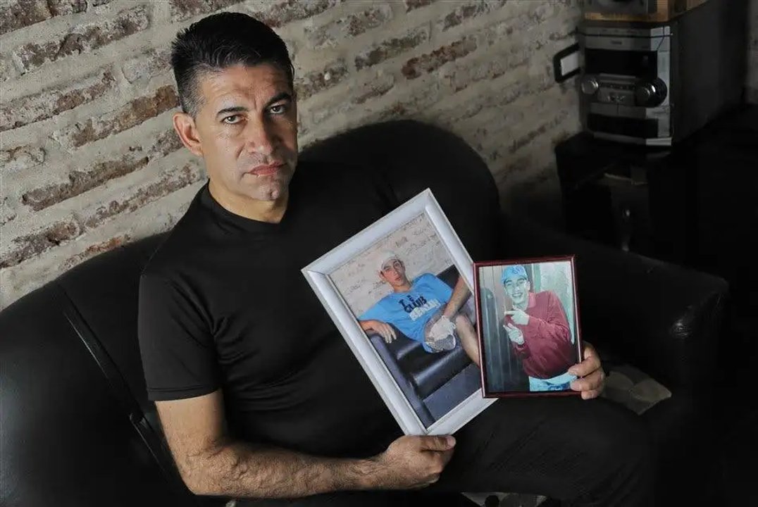 Eduardo Trasante, con las fotos de sus hijos, también asesinados por la violencia urbana de Rosario. 